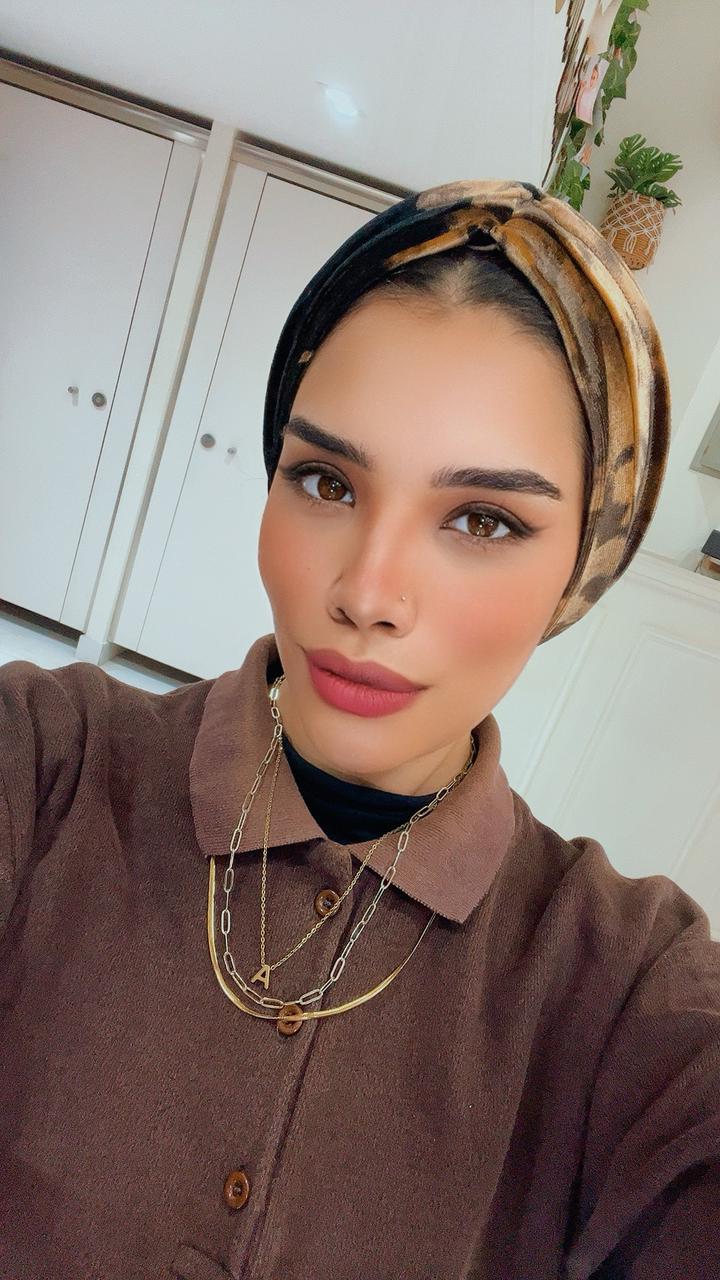 Nude and black velvet Turban